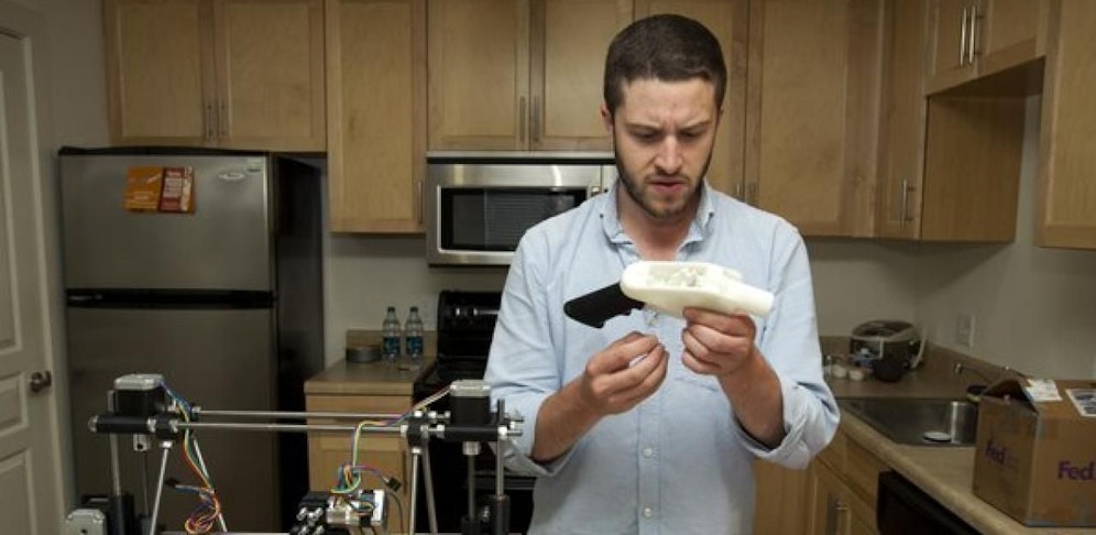 Erfinder Cody Wilson mit der allerersten ausgedruckten Waffe im Jahr 2013