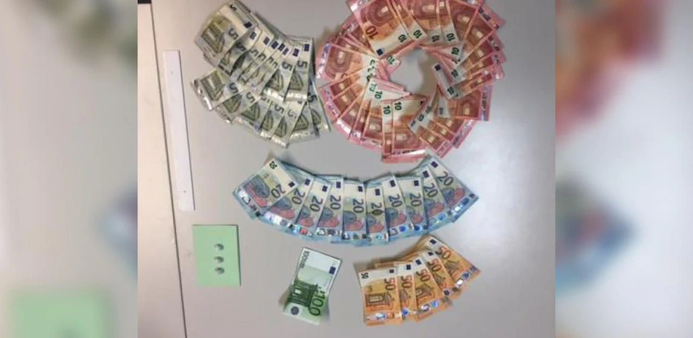Es konnten insgesamt drei Portionskugeln Kokain sowie eine Gesamtsumme von 920 Euro Bargeld sichergestellt werden.