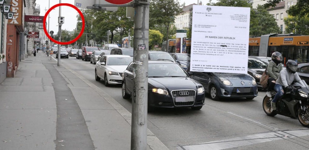Andreas S. hielt nicht an der Haltelinie und wurde von der Rotlichtkamera aufgenommen. Das Gericht hob die Strafe auf.