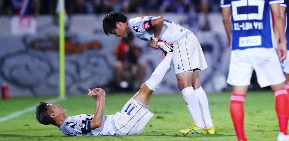Kazuyoshi Miura muss mit 52 Jahren auf der Tribüne sitzen, die Fans in Japan sind stinksauer.