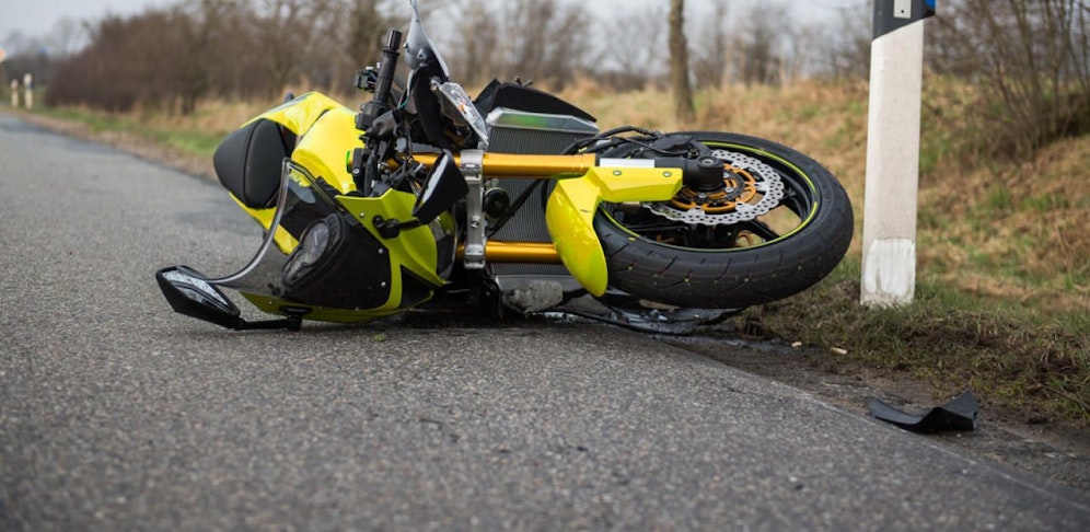 Der Mann kam nach dem Unfall im Straßengraben zum Liegen (Symbolfoto)