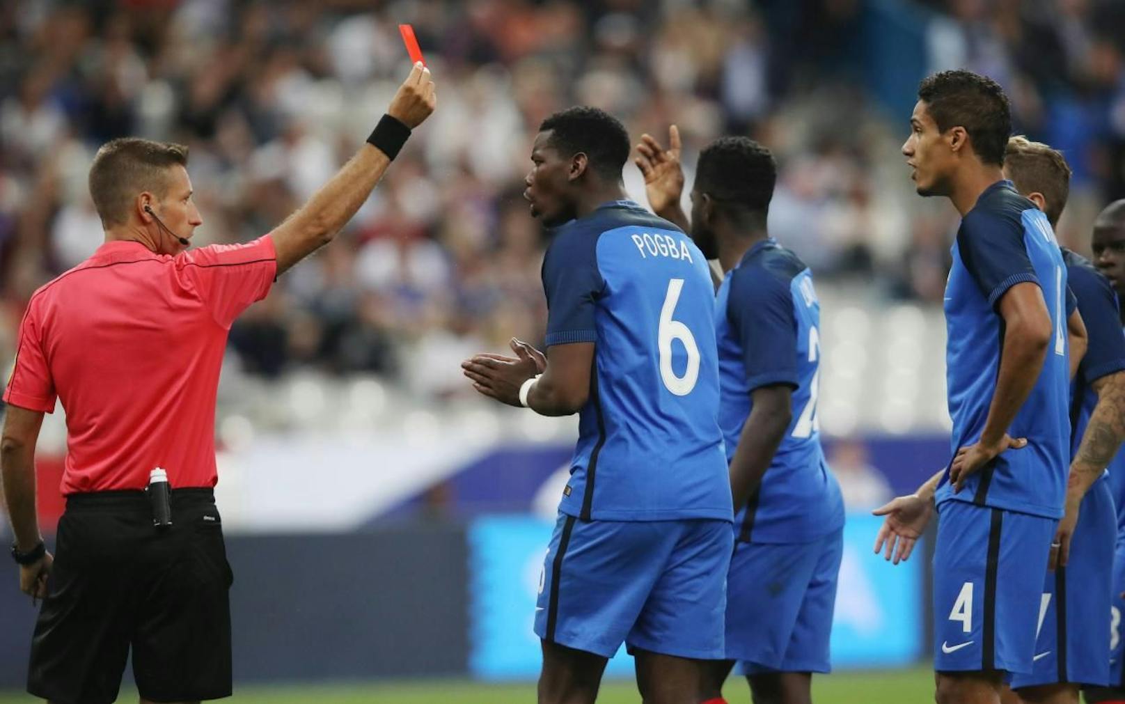 Referee Davide Massa zeigt Raphael Varane Rot