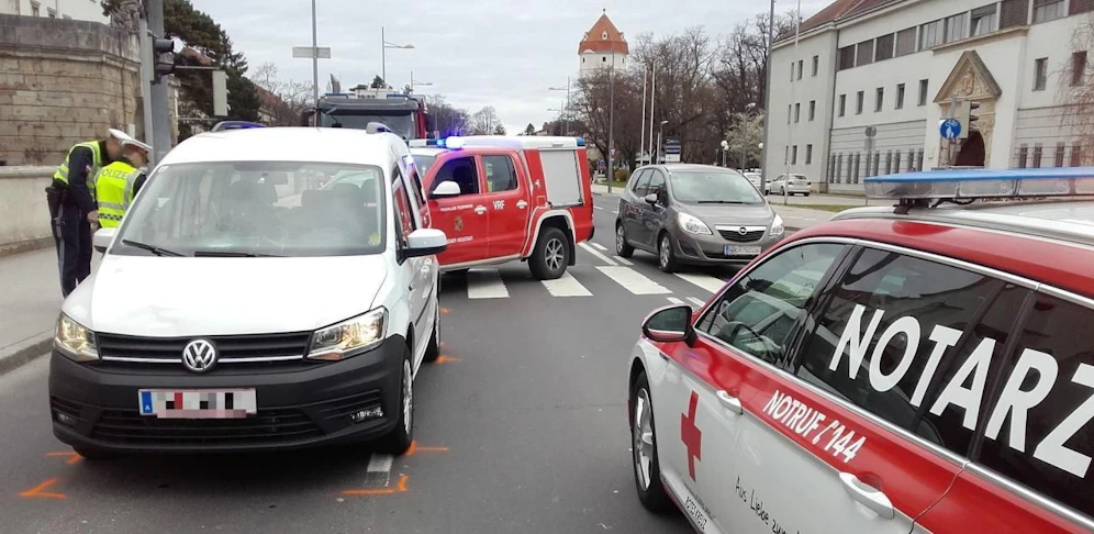 Die 21-jährige Frau wurde von einem Auto erfasst.