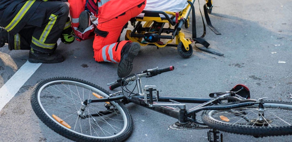 Der Mann wurde bei dem Fahrradunfall verletzt.