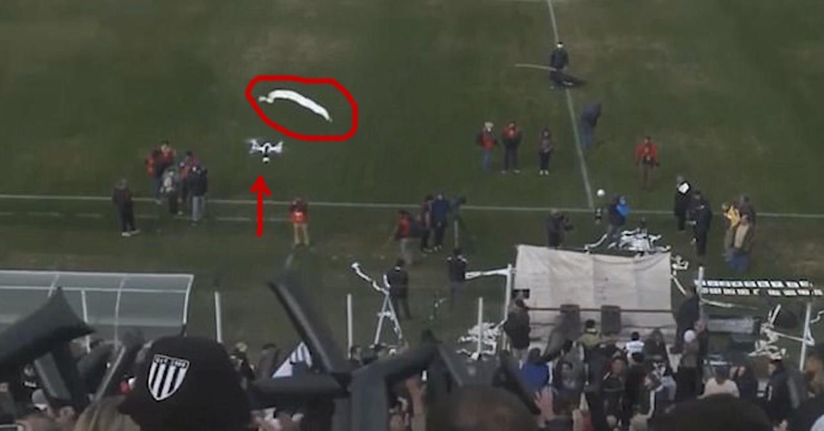 Gut gezielt: Der argentinische Fußball-Anhänger hat eine Rolle WC-Papier geworfen (Kreis), gleich wird sie die Drohne (Pfeil) vom Himmel holen!