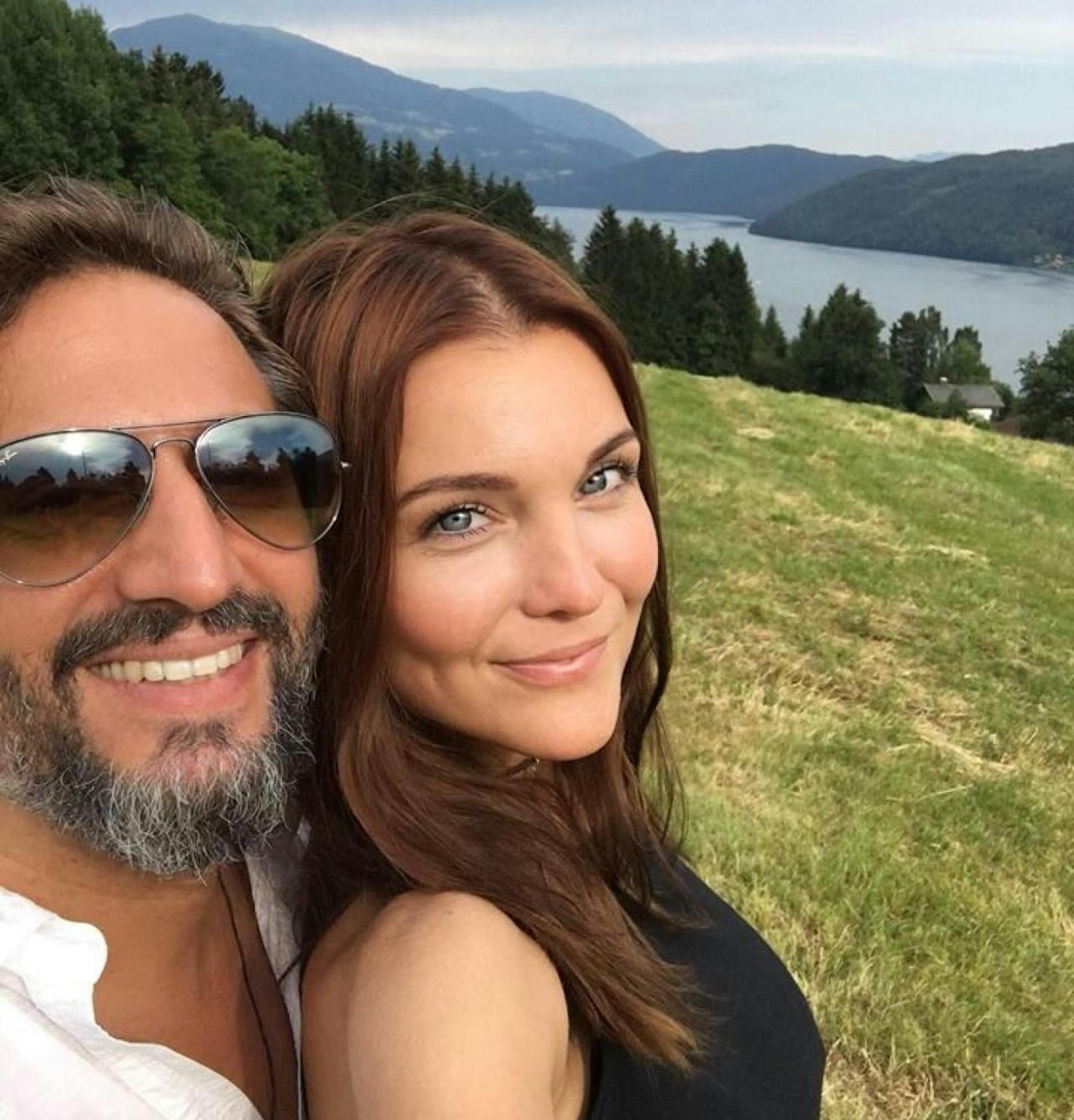 Markus Tavakoli (43) und Barbara Kaudelka (37) genießen gemeinsam den Ausblick über den Millstätter See