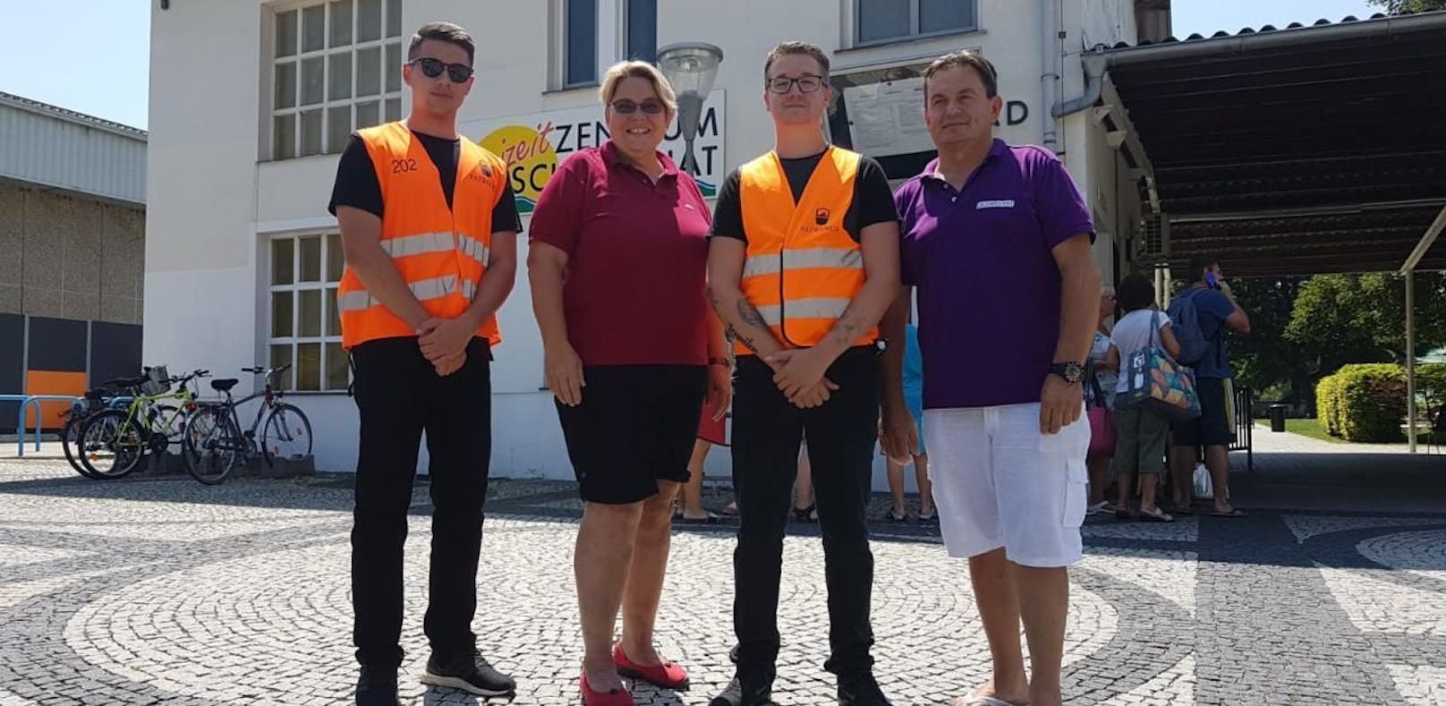 Schwechats Bürgermeisterin Karin Baier ist im "Team Dosko"(am Bild mit Petar Krcmarevic (Sommerbad) mit Mitarbeitern der Sicherheitsfirma.