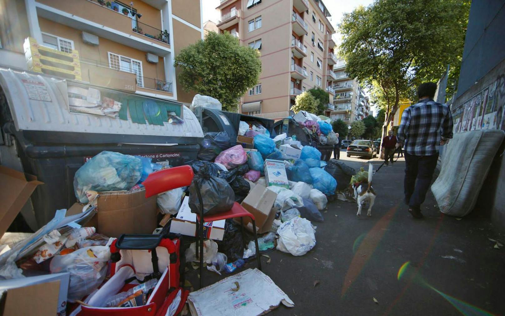 In Rom stapeln sich die Müllberge auf den Straßen. 