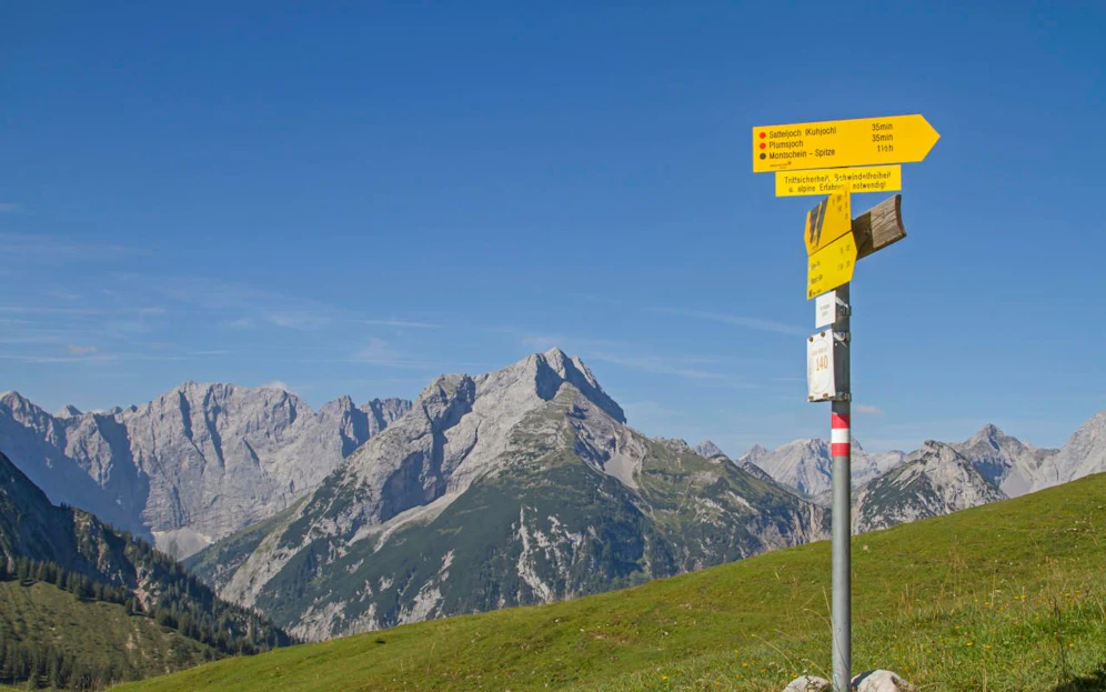Der Wanderer (85) stürzte 15 Meter tief in einen Graben.
