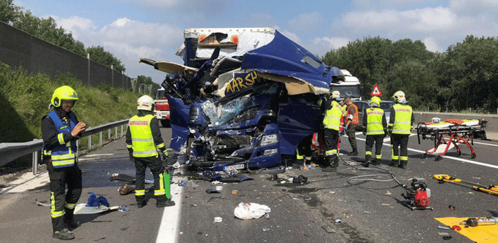 Der zerstörte Holz-Lkw.