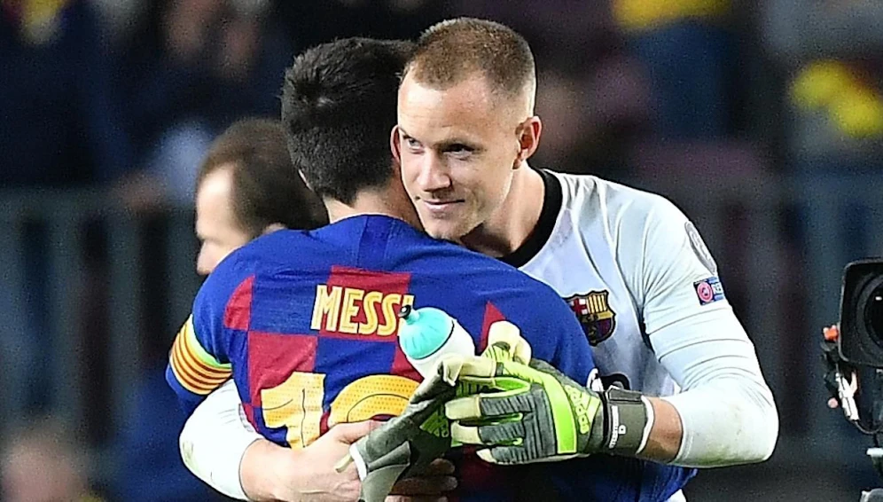 Ter Stegen herzt einen Spieler, den sogar er kennt: Teamkollege Messi