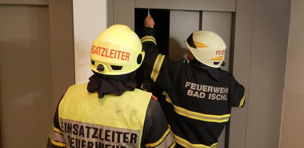 Die Lifttüre ließ sich über die Notentriegelung nicht öffnen, Mutter und Kind waren etwa 45 Minuten im Aufzug gefangen.