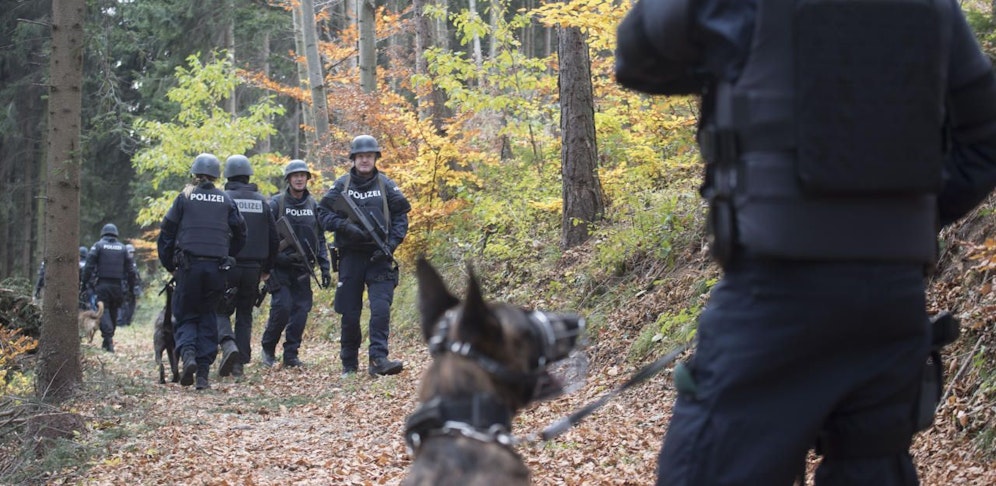 Die Suche der Polizei nach einem 66-jährigen Steirer, der am Sonntag, 31. Oktober 2017, in Stiwoll auf seine Nachbarn geschossen und zwei von ihnen getötet haben soll, ist am Freitag, 03. November 2017, weitergegangen. Im Bild Polizeibeamte im Raum Thal bei Graz.