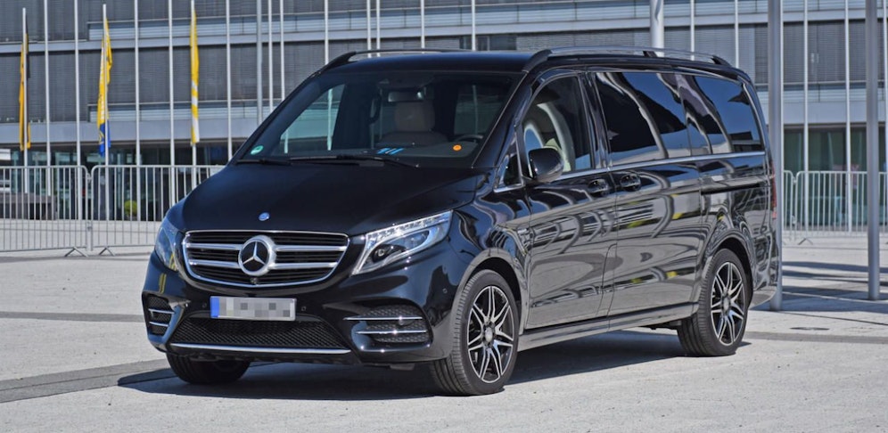 Die Frau soll mit einem schwarzen Mercedes-Van unterwegs gewesen sein. 