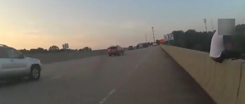 Zahllose Autos fahren an dem Selbstmord-Kandidaten (re.) auf der Brücke in Virginia vorbei. Dann kommt US-Cop James Robinson und rettet ein Menschenleben. 