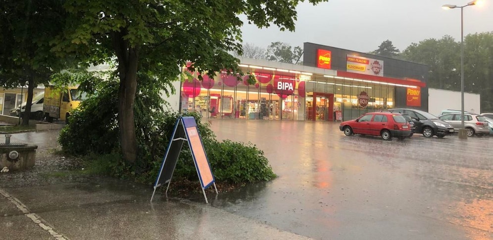 Unmittelbar neben dem Penny/Bipa Parkplatz wurde die Frau Opfer des Verbrechens. 