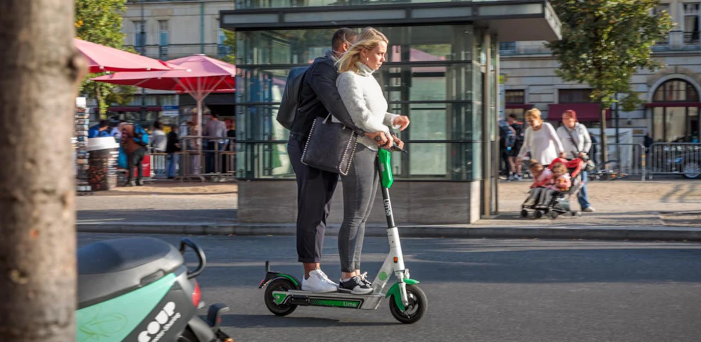 Das Paar fuhr gemeinsam auf einem E-Scooter.
