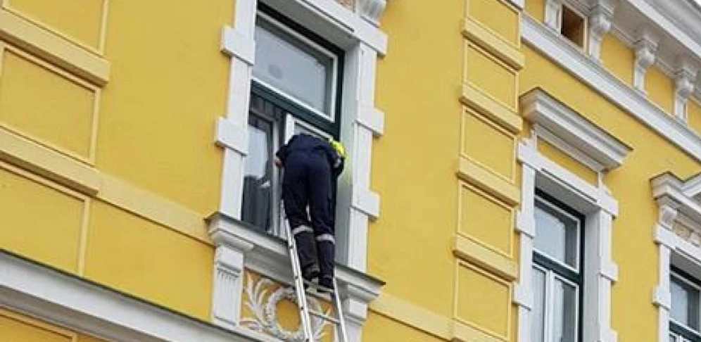 Die Feuerwehr musste über das Fenster in die Wohnung einsteigen.