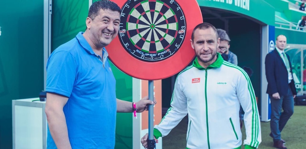 Steffen Hofmann mit Mensur Suljovic (Bild: SK Rapid - ChaLuk)