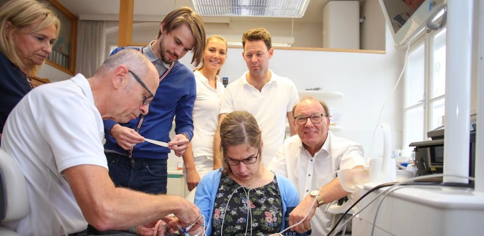 Das Team von Dr. Becker (re.) behandelte Lorena (34)