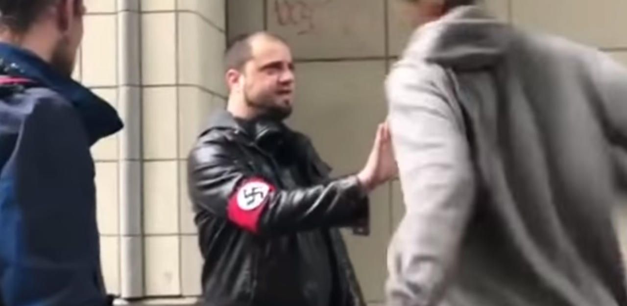 Heute.at - Neonazi pöbelt Passanten an, gerät an den Falschen