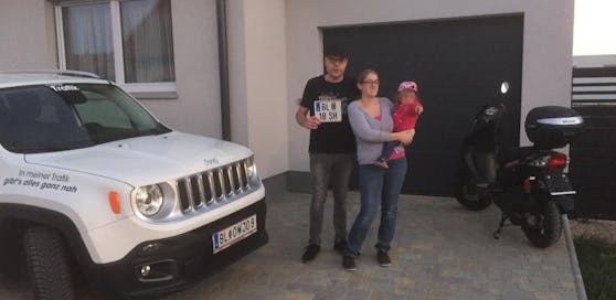 Erich und seine Frau Maria wollen das Kennzeichen jetzt retournieren - "Blowjo8" behalten sie aber.