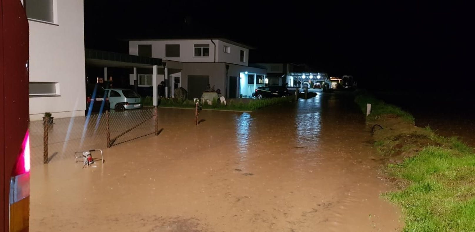 Mehrere Straßen und Häuser wurden überflutet