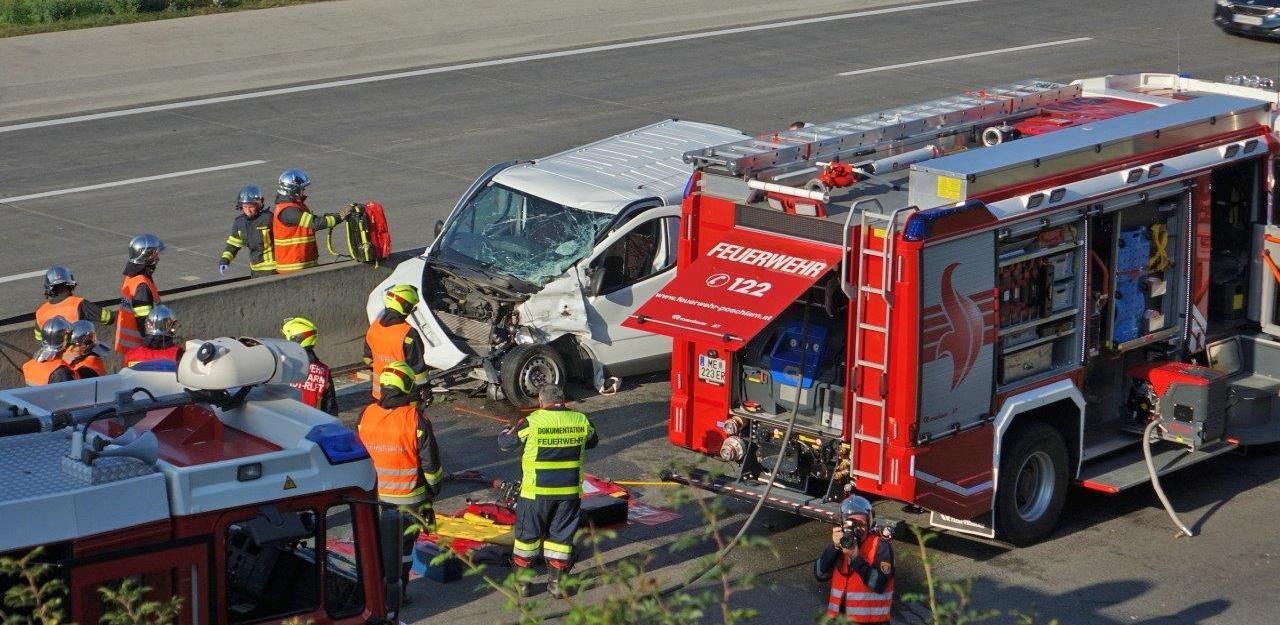 Schwerer Unfall Auf Der A1: Zwei Eingeklemmte | Heute.at