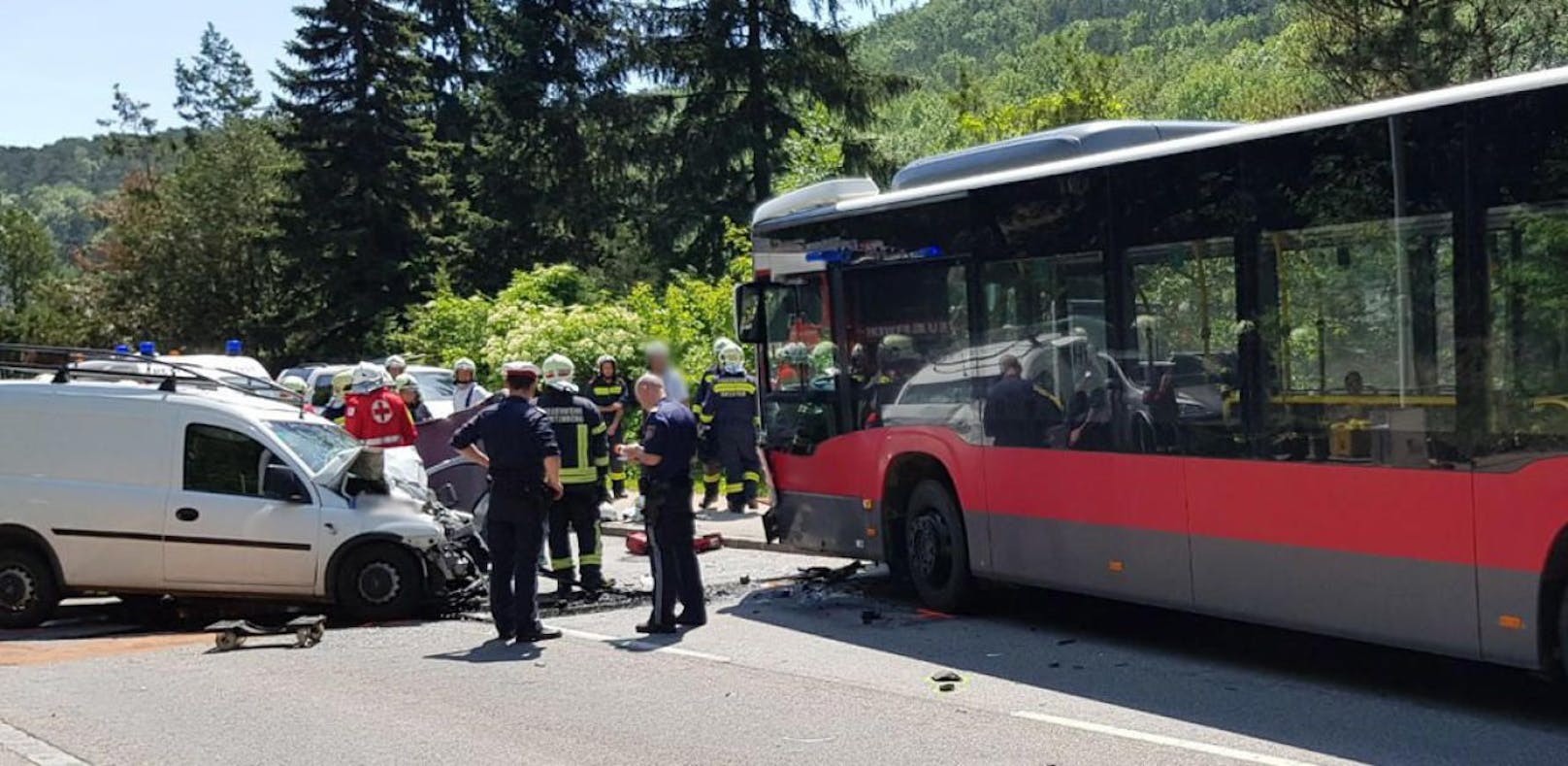 Auto gegen Bus: Lenker (66) tot, drei Verletzte