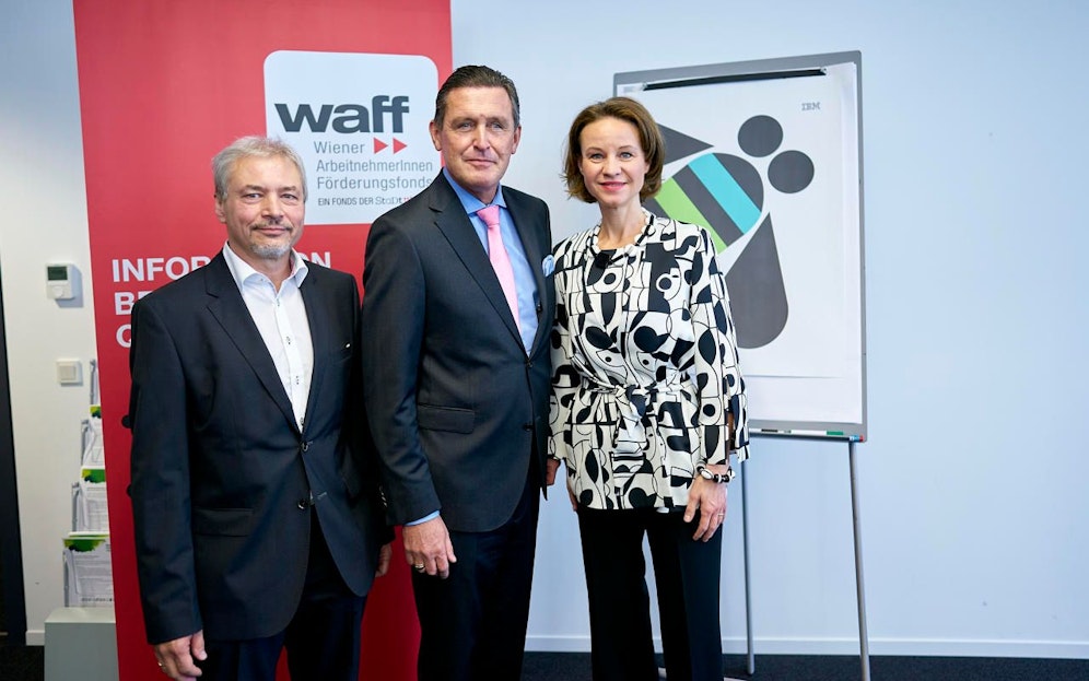 Mit einer neuen Förderschiene unterstützt die Stadt Wien arbeitssuchende Wiener bei der Qualifizierung im IT-Bereich. (v.l.n.r.: Peter Simeonoff, Geschäftsführer des IBM Client Innovation Center Austria, Wirtschaftsstadtrat Peter Hanke und Patricia Neumann, Generaldirektorin IBM Österreich).