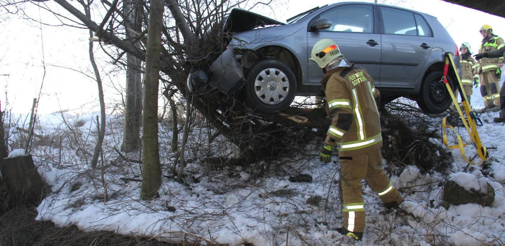 Der 17-Jährige krachte gegen mehrere kleine Bäume