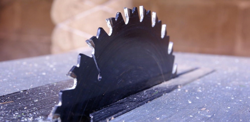 Der Mann (27) trennte sich mit der Kreissäge zwei Finger ab