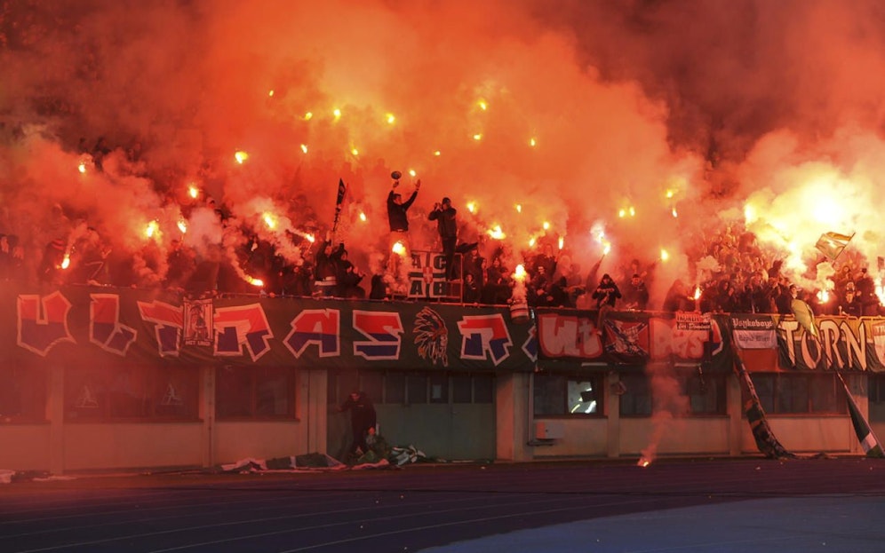 In der vergangenen Fußballsaison gab es 158 Anzeigen wegen Pyrotechnik-Verstößen.