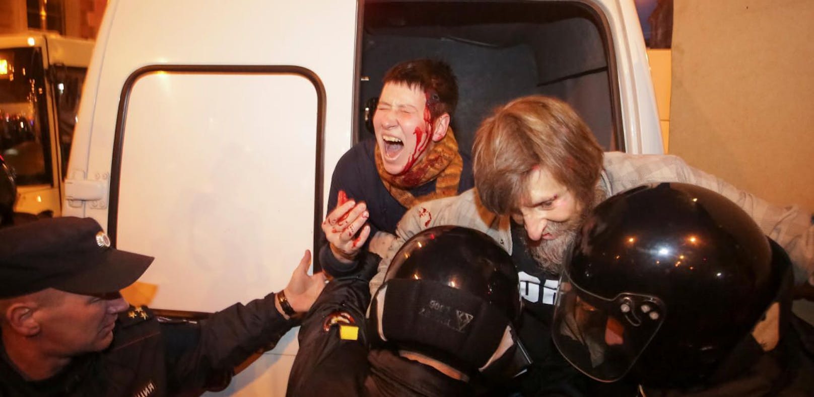 Polizei löst Demo in Putins Geburtsort gewaltsam auf