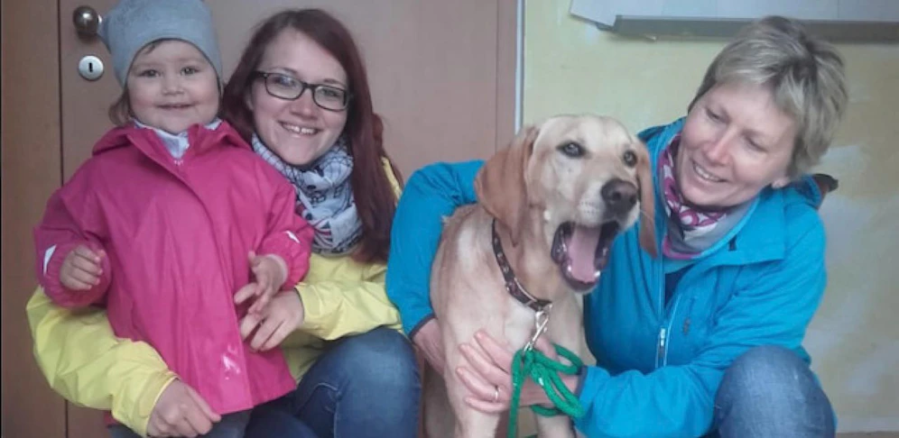 "Rocky" mit Familie M. aus Weng im Innkreis (Bez. Braunau). Sie gibt dem acht Monate alten Rüden jetzt ein liebevolles Zuhause. 