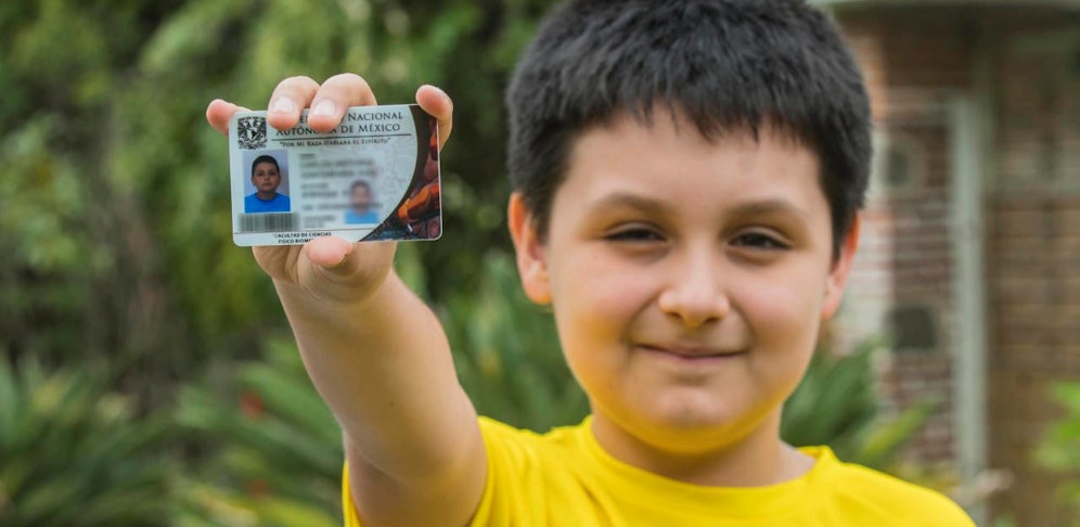 Carlos Antonio Santamaría Díaz mit seinem Studentenausweis