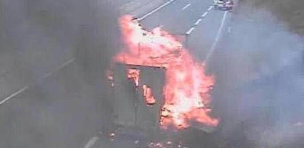 Der Lkw stand lichterloh in Flammen