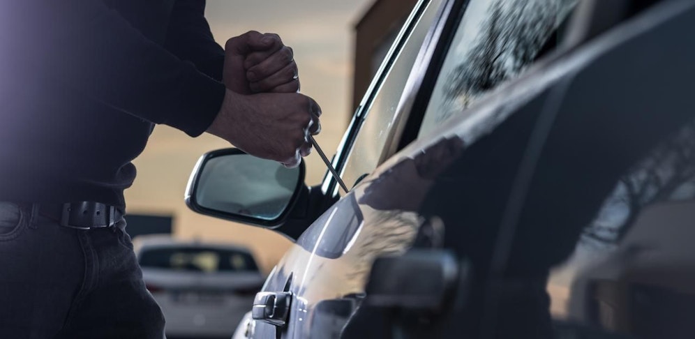 Einem Autoknacker wurden die Grenzen aufgezeigt! Der 46-jährige Pkw-Besitzer versetzte ihm Schläge, wurde daraufhin mit einem Messer attackiert. Symbolbild.