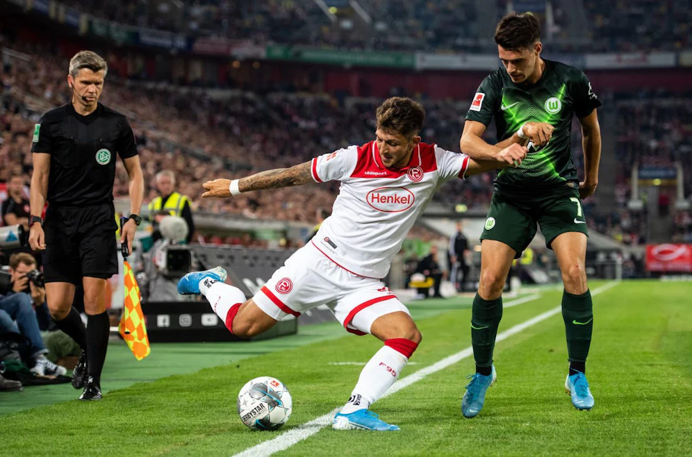 Zimmermann spielt den Ball nach der Toroutlinie
