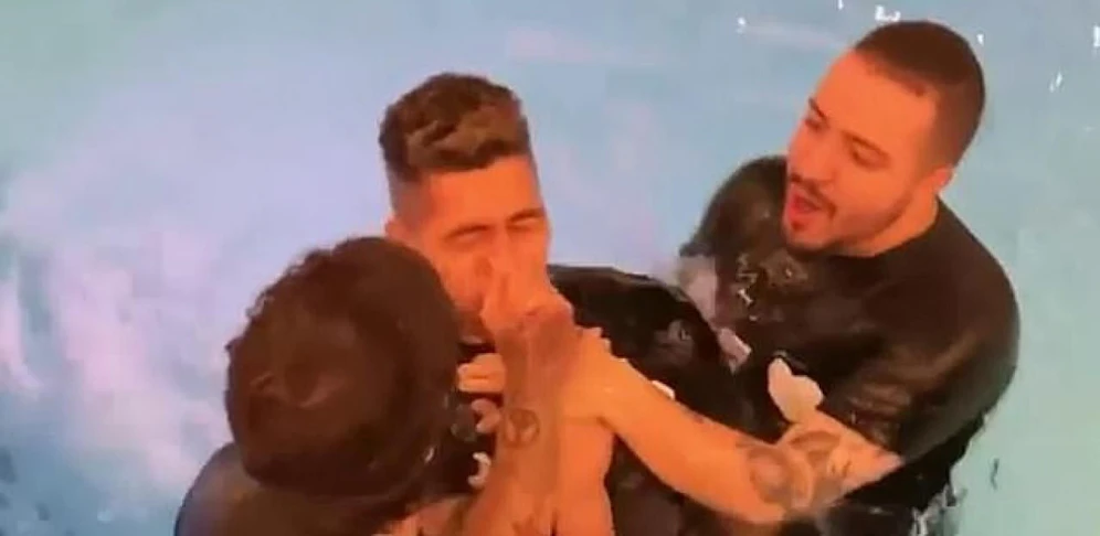 Liverpool-Star Roberto Firmino ließ sich in seinem Pool taufen.