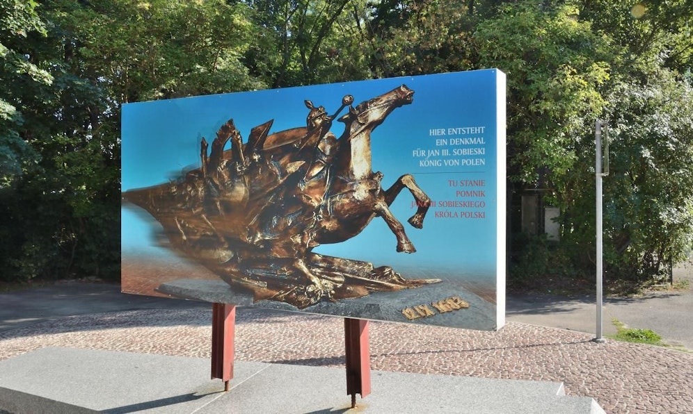 Bis Herbst 2016 stand auf dem Sockel beim Wiener Kahlenberg eine Tafel, auf der auch das nun abgelehnte Denkmal zu sehen war. (c) Wikipedia