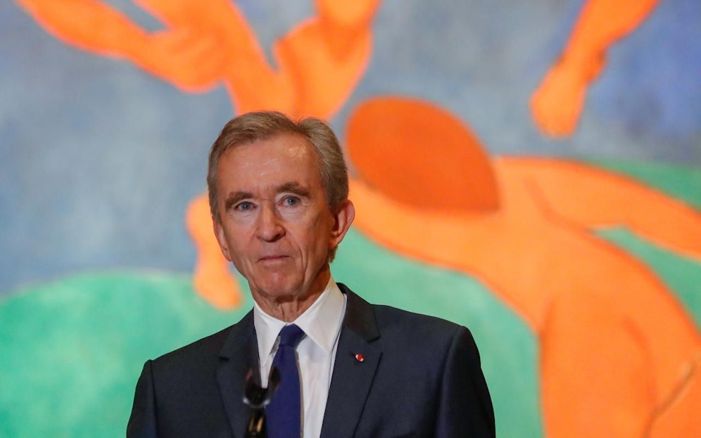LVMH-CEO Bernard Arnault steht vor "Tanz" (La Danse), einem Gemälde von Henri Matisse.