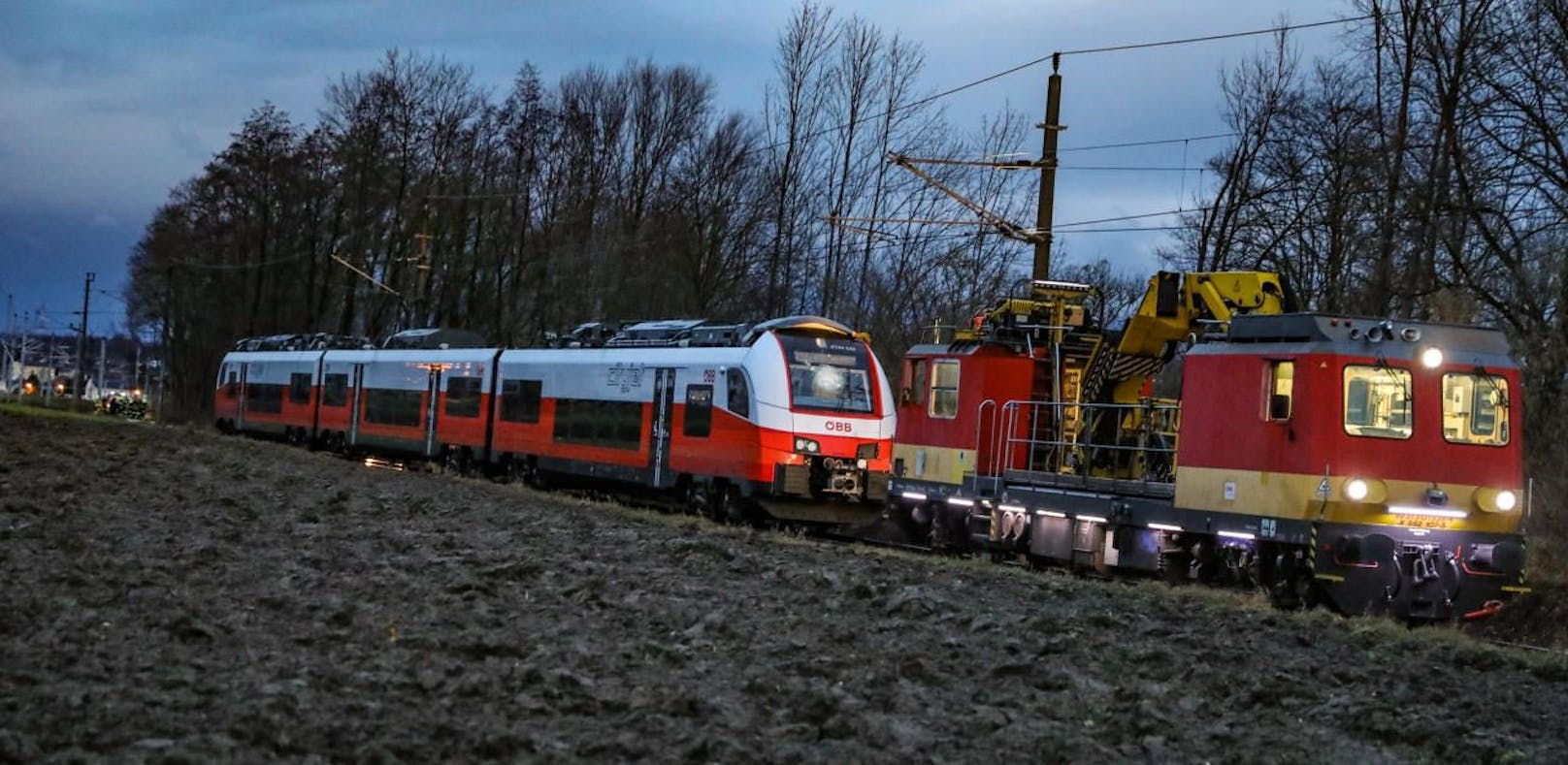 ÖBB-Zug nach Crash mit Baum evakuiert