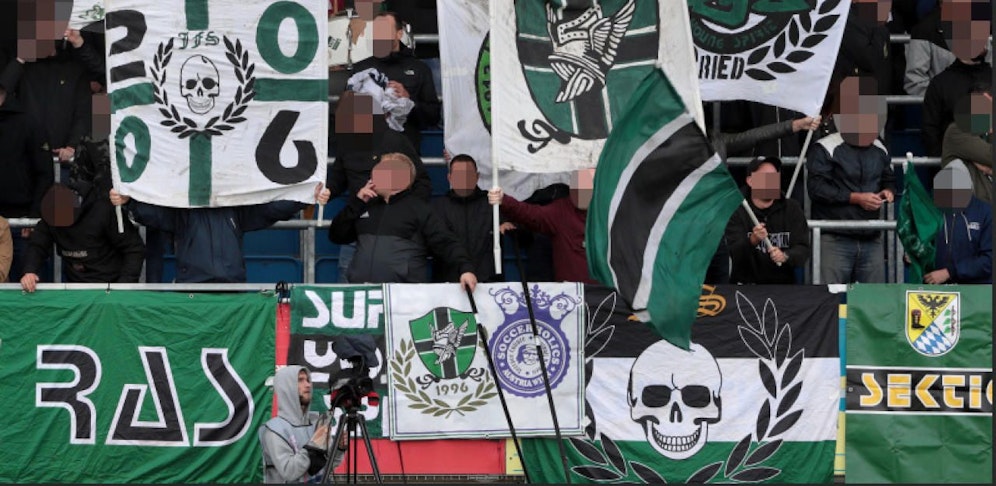 Foto von der Fantribüne der SV Ried beim Spiel in Amstetten. Danach sollen Fans der SV auf der Heimfahrt zwei Zugbegleiterinnen bedrängt haben.