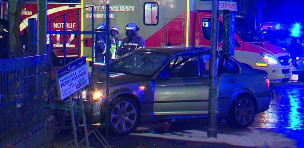 Der BMW nach dem Unfall in Berlin Gesundbrunnen.