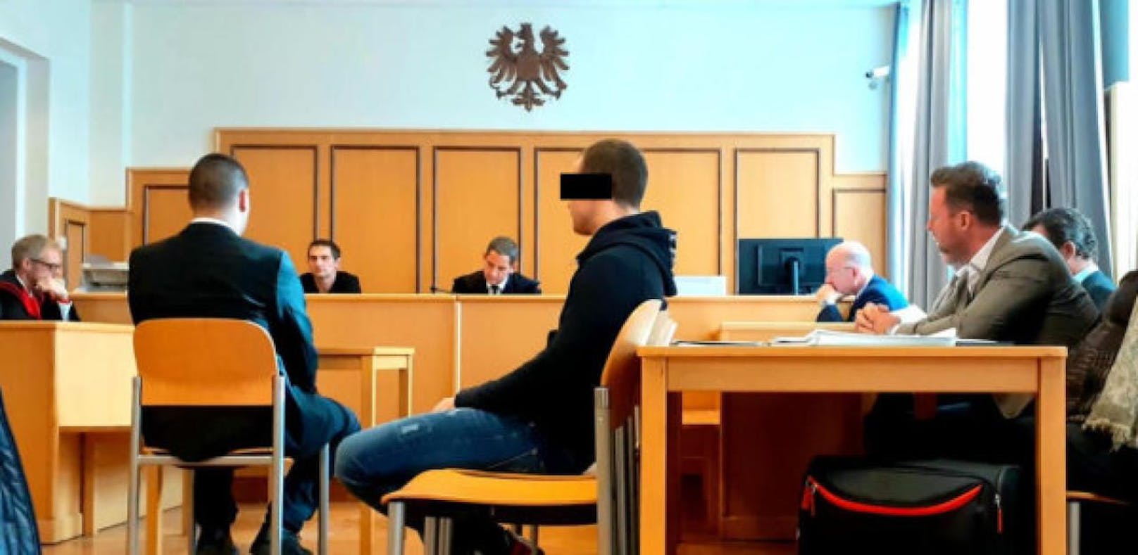Der angeklagte Justizwachebeamte vor Gericht beim ersten Verhandlungstag Anfang. November