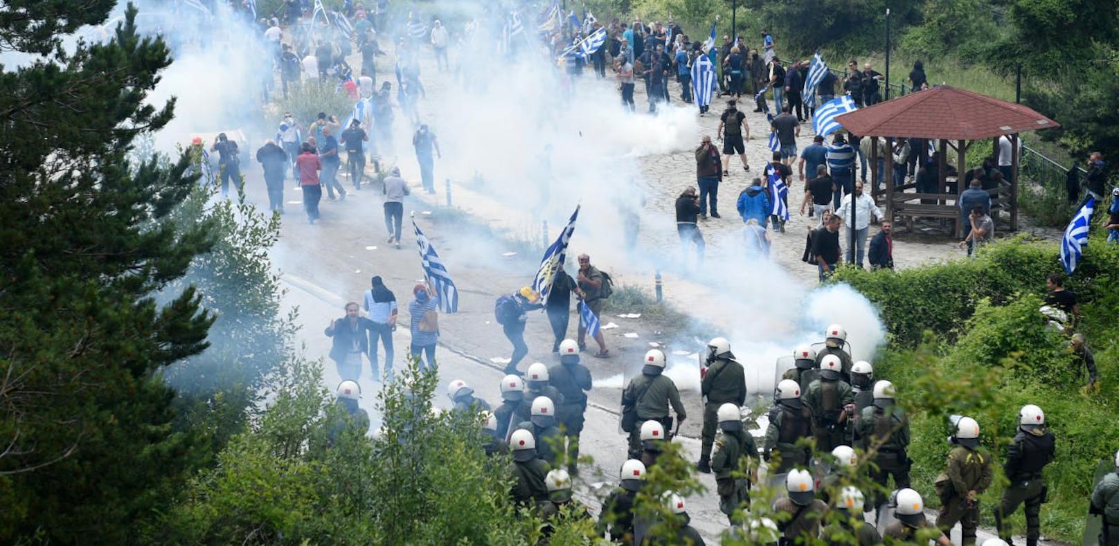 Proteste rund um die Namensänderung Mazedoniens.