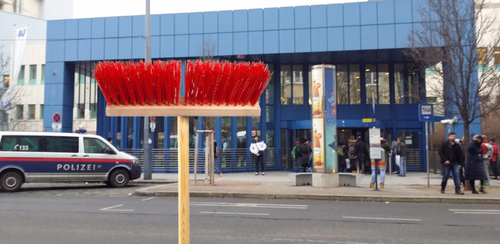 Der dicke Holzstiel des Besens traf den Arbeiter, er musste ins Böhler UKH.