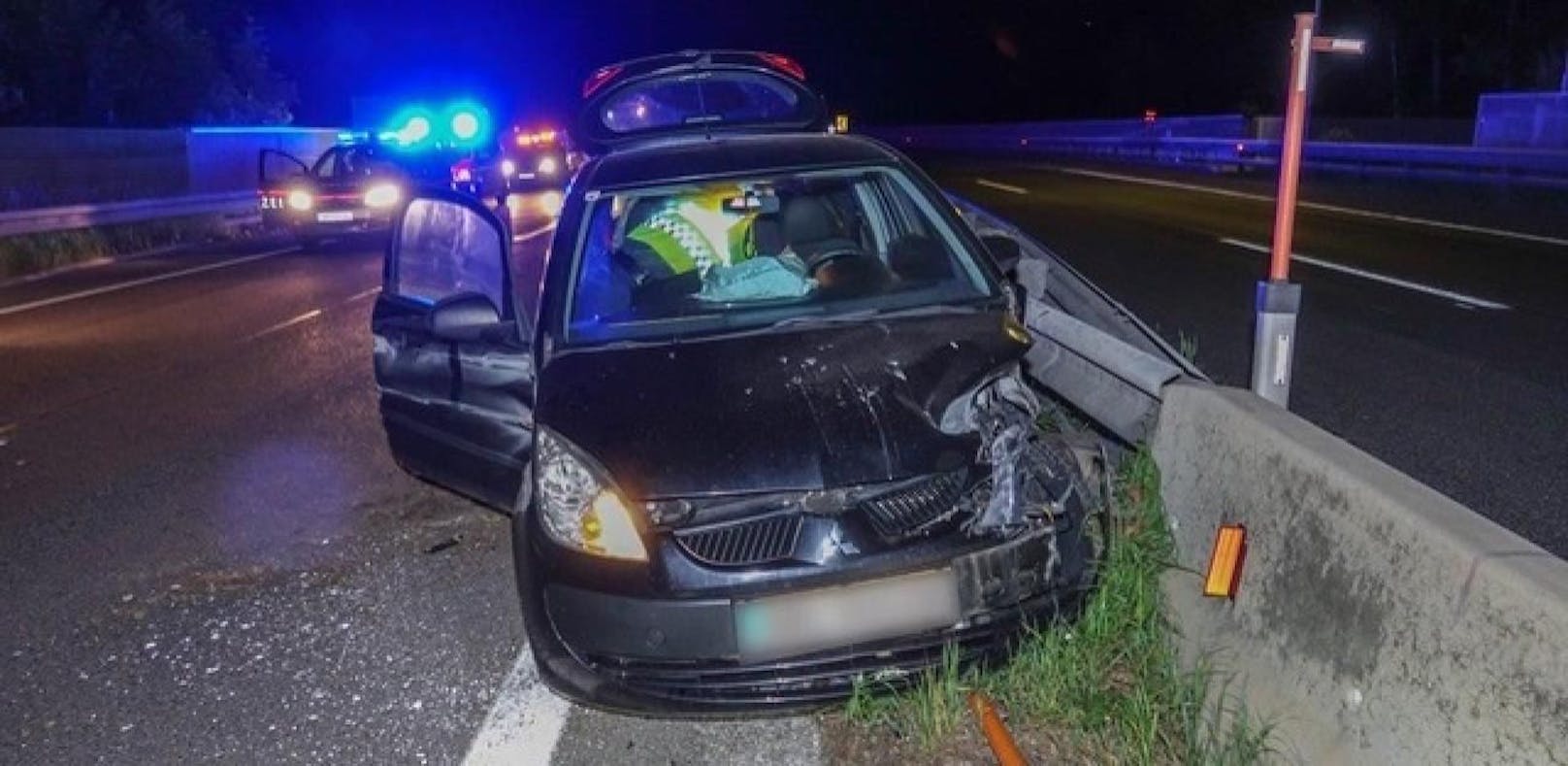 Auf A2: Pkw-Fahrer donnert gegen Leitplanke