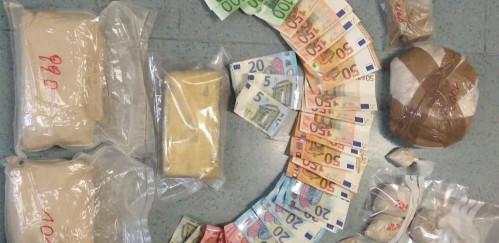 Drogen und Bargeld wurden sichergestellt.